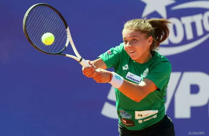Maja Chwalińska: A Promising Young Talent in Tennis