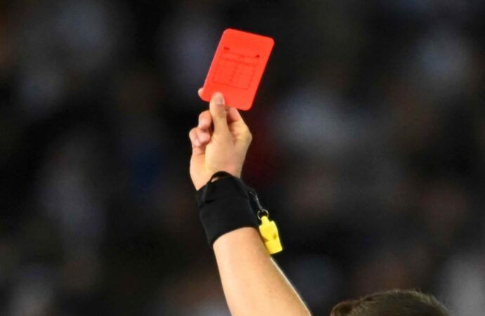 La Tarjeta Roja: Un Elemento Crucial en el Fútbol