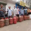 Indane Gas Booking Issues Cause Long Queues in Lucknow