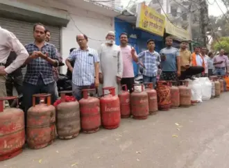 Indane Gas Booking Issues Cause Long Queues in Lucknow