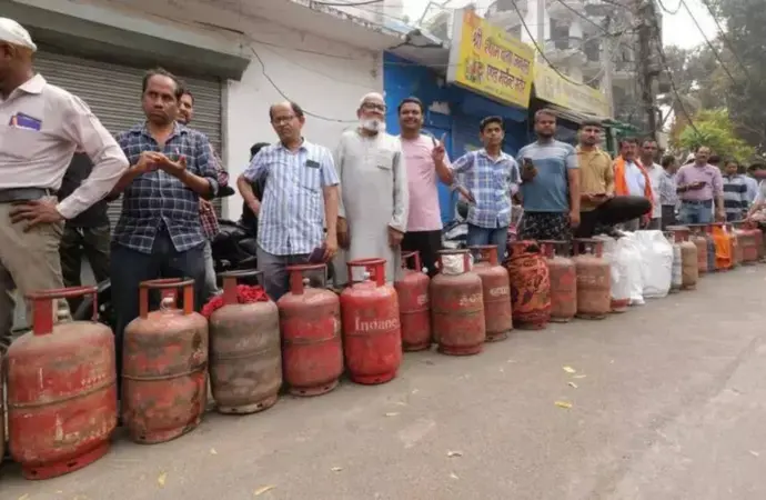 Indane Gas Booking Issues Cause Long Queues in Lucknow