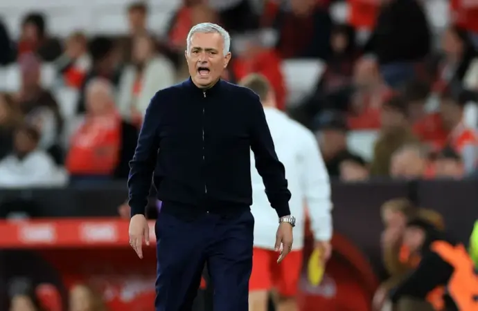 Liga Portugal: Benfica Draws with FC Porto Amid Mourinho Controversy